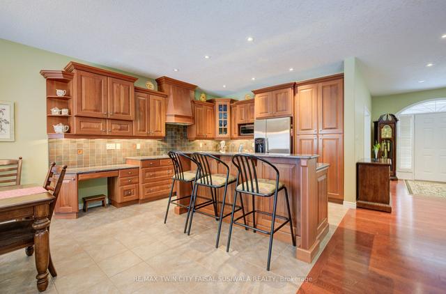 32 - 260 Deer Ridge Dr, Townhouse with 2 bedrooms, 3 bathrooms and 6 parking in Kitchener ON | Image 4
