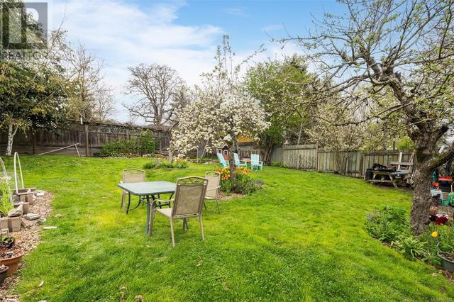 752 Ralph St, House detached with 3 bedrooms, 1 bathrooms and 4 parking in Saanich BC | Image 23
