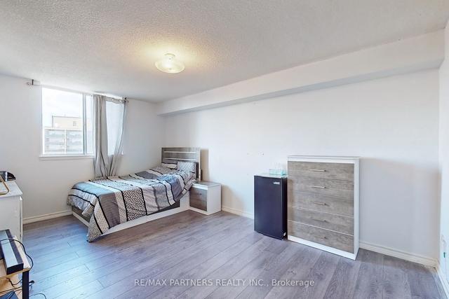 1210 - 120 Dundalk Dr, Condo with 2 bedrooms, 1 bathrooms and 1 parking in Toronto ON | Image 4