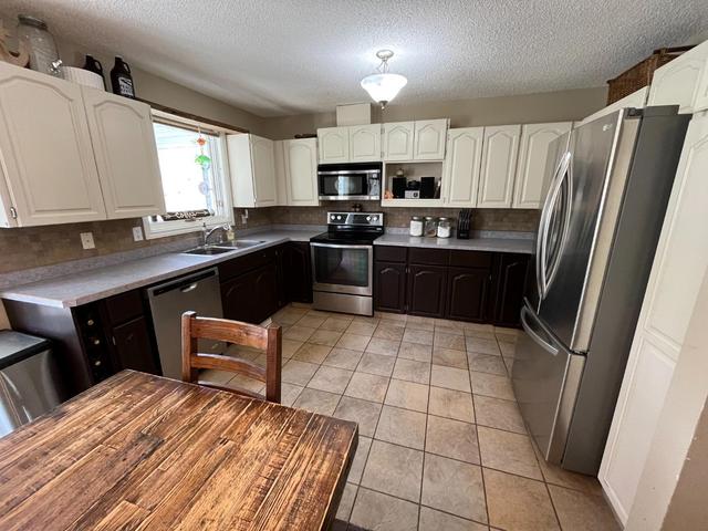 11802 78 Street, House detached with 5 bedrooms, 3 bathrooms and 6 parking in Peace River AB | Image 3
