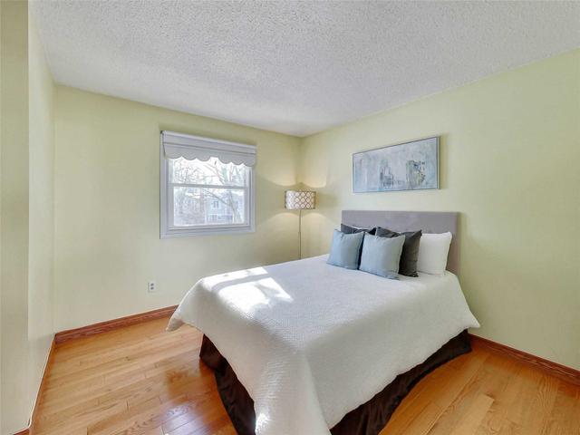 89 Longbow Sq, House detached with 3 bedrooms, 3 bathrooms and 4 parking in Toronto ON | Image 7