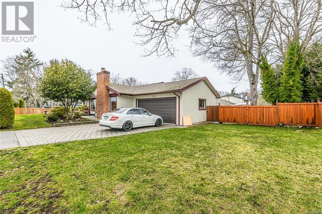 1526 Mt. Douglas Cross Rd, House detached with 2 bedrooms, 2 bathrooms and 2 parking in Saanich BC | Image 2