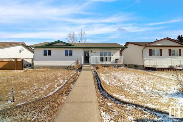 5228 54 Av, House detached with 3 bedrooms, 2 bathrooms and null parking in Mundare AB | Image 2