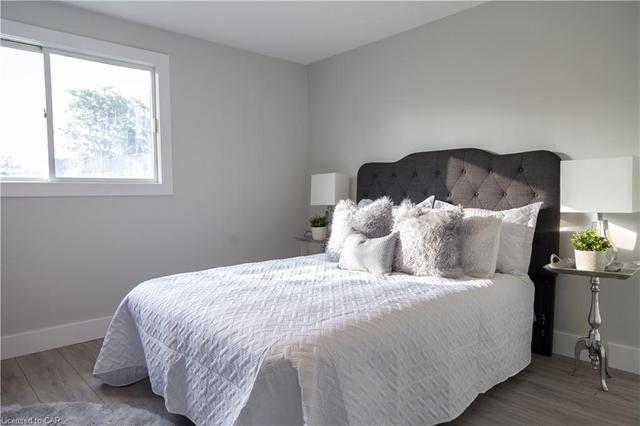 7 - 40 Imperial Road N, House attached with 3 bedrooms, 1 bathrooms and 1 parking in Guelph ON | Image 16