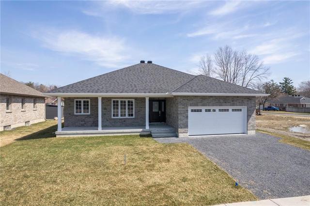 1233 Wesburke Avenue, House detached with 2 bedrooms, 2 bathrooms and 4 parking in Cornwall ON | Image 1