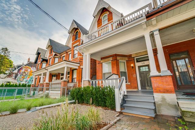 19 Grange Ave, House semidetached with 8 bedrooms, 8 bathrooms and 0 parking in Toronto ON | Image 12