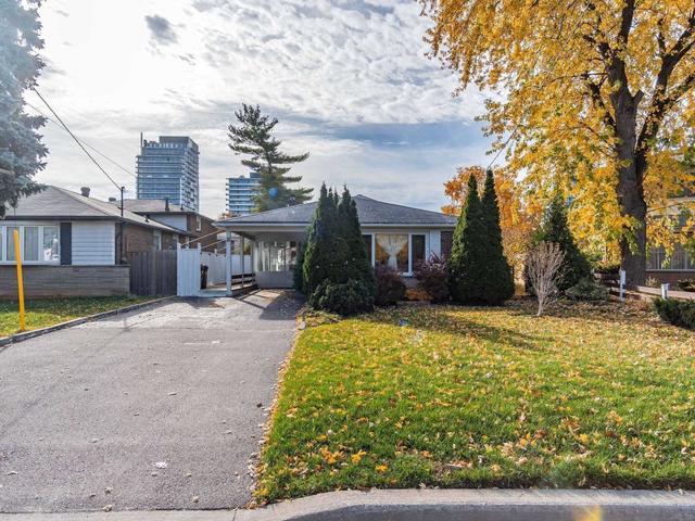 8 Gleneagle Cres, House detached with 3 bedrooms, 3 bathrooms and 4 parking in Toronto ON | Image 12