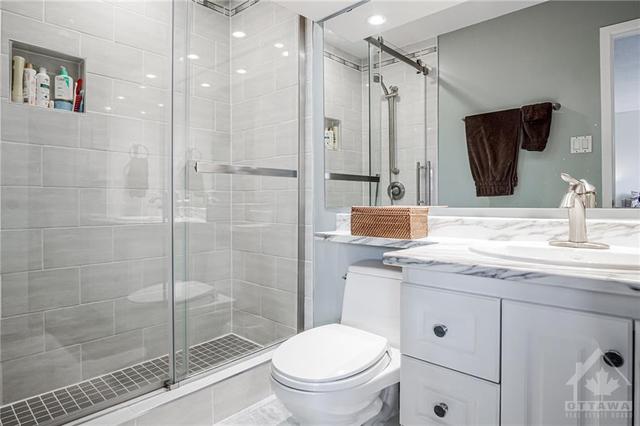 2 year old quality, renovated ensuite | Image 15
