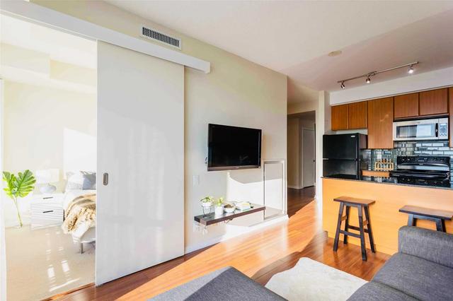 909 - 30 Canterbury Pl, Condo with 1 bedrooms, 1 bathrooms and 1 parking in Toronto ON | Image 3