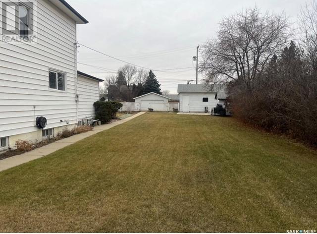 215 3rd Avenue E, House detached with 5 bedrooms, 2 bathrooms and null parking in Watrous SK | Image 25