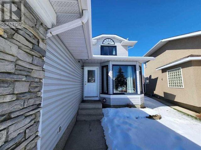 72 Hidden Vale Close Nw, House detached with 3 bedrooms, 3 bathrooms and 4 parking in Calgary AB | Image 2