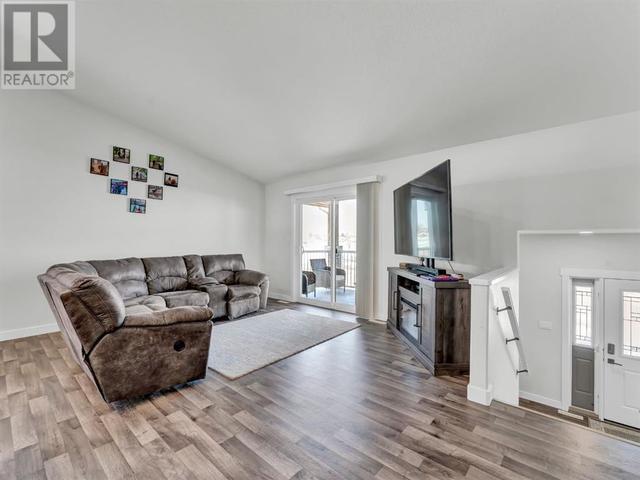 910 9 Avenue Se, Home with 3 bedrooms, 2 bathrooms and 4 parking in Redcliff AB | Image 5