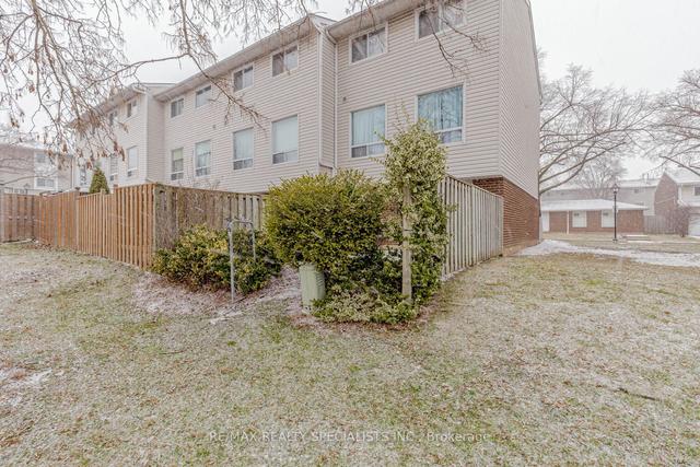 29 Sandringham Crt, Townhouse with 3 bedrooms, 2 bathrooms and 2 parking in Brampton ON | Image 30