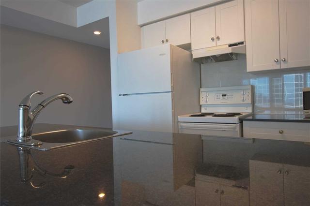 3810 - 210 Victoria St, Condo with 0 bedrooms, 1 bathrooms and 0 parking in Toronto ON | Image 2