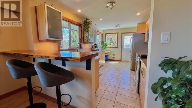 1280 Rupert Rd, House detached with 5 bedrooms, 3 bathrooms and 3 parking in Ucluelet BC | Image 6