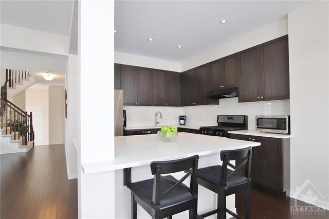 569 Radiant Private, Townhouse with 4 bedrooms, 3 bathrooms and 2 parking in Ottawa ON | Image 4
