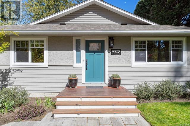 4605 Pipeline Rd, House detached with 2 bedrooms, 1 bathrooms and 2 parking in Saanich BC | Image 2