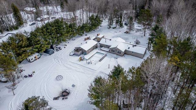 2558 Horseshoe Valley Rd W, House detached with 6 bedrooms, 3 bathrooms and 12 parking in Springwater ON | Image 32