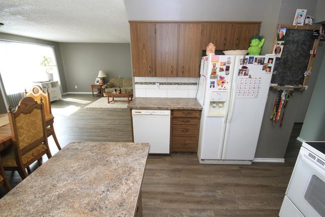 5317 42 Avenue, House detached with 4 bedrooms, 2 bathrooms and 5 parking in Taber MD AB | Image 2