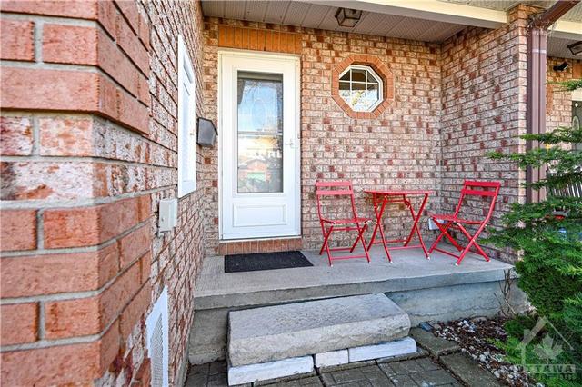 892 Paradise Crescent, Townhouse with 3 bedrooms, 2 bathrooms and 3 parking in Ottawa ON | Image 2