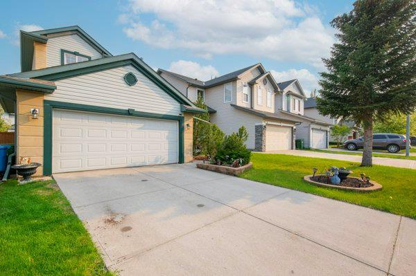 235 Cranfield Greens Se, House detached with 3 bedrooms, 3 bathrooms and 2 parking in Calgary AB | Image 2