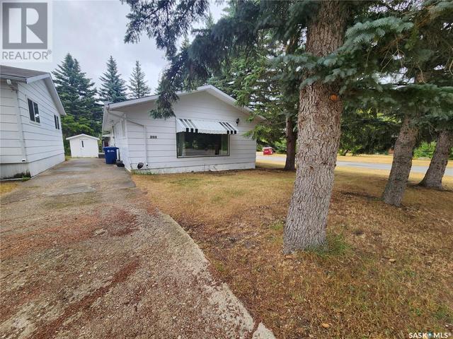 200 Colleen Sostorics Avenue, House detached with 4 bedrooms, 2 bathrooms and null parking in Kennedy SK | Image 1