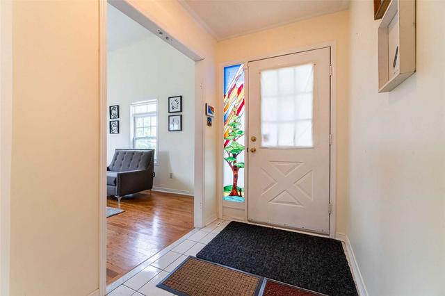 2 Brisbane Crt, Townhouse with 2 bedrooms, 2 bathrooms and 2 parking in Brampton ON | Image 2