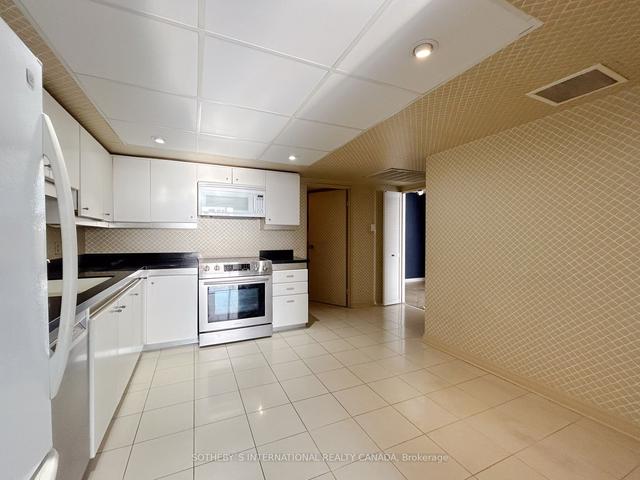 1110 - 65 Harbour Sq, Condo with 3 bedrooms, 3 bathrooms and 1 parking in Toronto ON | Image 6