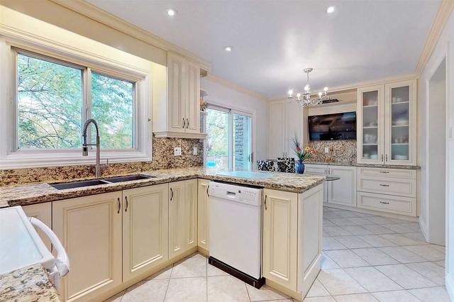 33 Tamora Crt, House detached with 4 bedrooms, 3 bathrooms and 6 parking in Toronto ON | Image 2