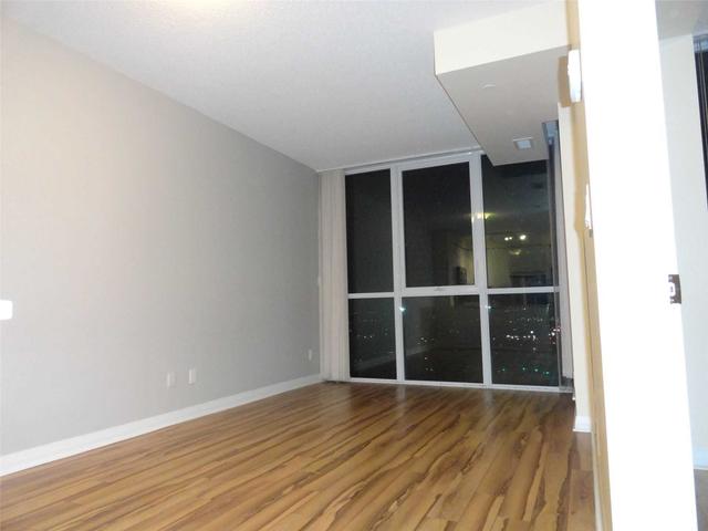 2006 - 75 Eglinton Ave W, Condo with 1 bedrooms, 1 bathrooms and 1 parking in Mississauga ON | Image 2