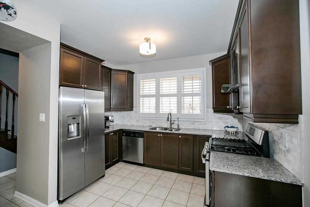 679 Yates Dr, House detached with 3 bedrooms, 3 bathrooms and 4 parking in Milton ON | Image 3