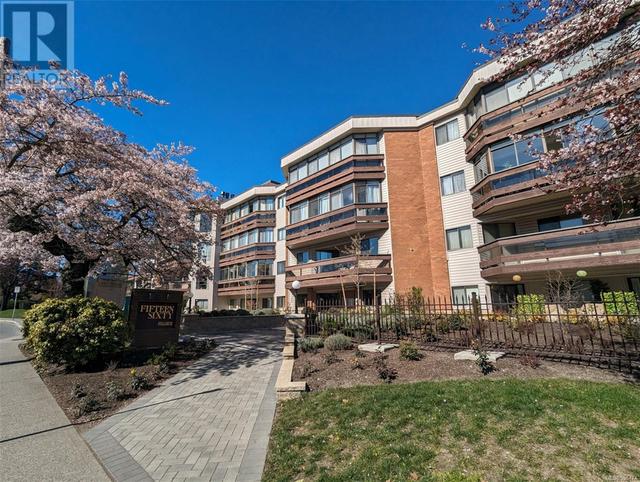 309 - 1560 Hillside Ave, Condo with 2 bedrooms, 2 bathrooms and 1 parking in Victoria BC | Image 17