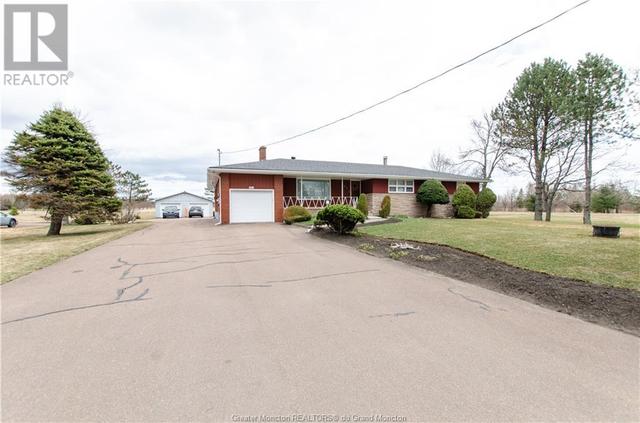 891 Elmwood Dr, House detached with 4 bedrooms, 2 bathrooms and null parking in Moncton NB | Image 2