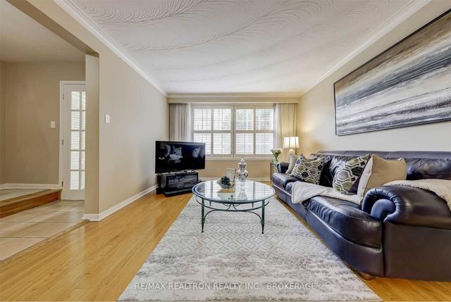 183 Pineway Blvd, House semidetached with 3 bedrooms, 3 bathrooms and 3 parking in Toronto ON | Image 2