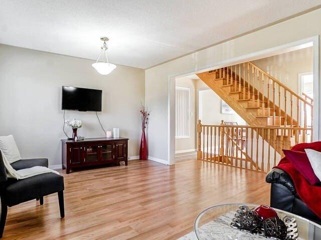 81 Decker Hollow Circ, House attached with 3 bedrooms, 3 bathrooms and 3 parking in Brampton ON | Image 2