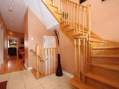 86 Maddybeth Cres, House attached with 3 bedrooms, 3 bathrooms and 3 parking in Brampton ON | Image 2