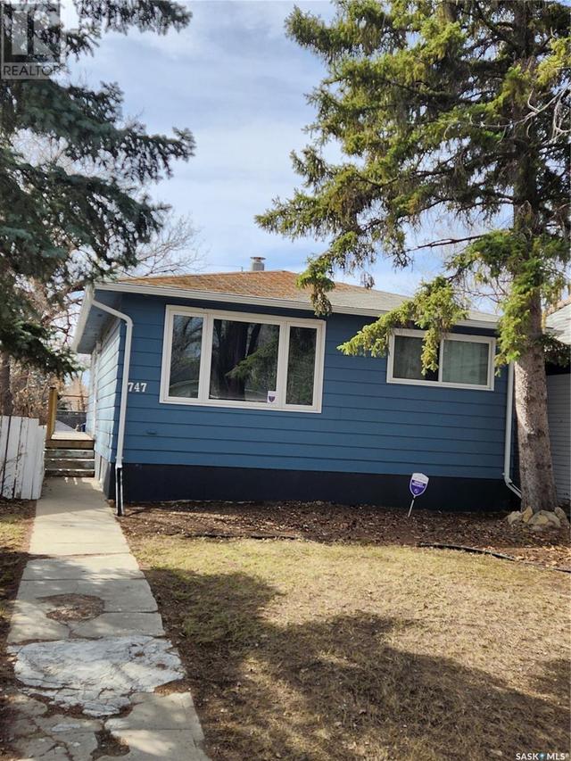 747 Hochelaga Street E, House detached with 2 bedrooms, 1 bathrooms and null parking in Moose Jaw SK | Image 1