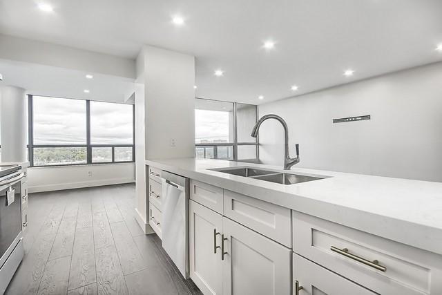 812 - 11 Townsgate Dr, Condo with 2 bedrooms, 2 bathrooms and 2 parking in Vaughan ON | Image 11