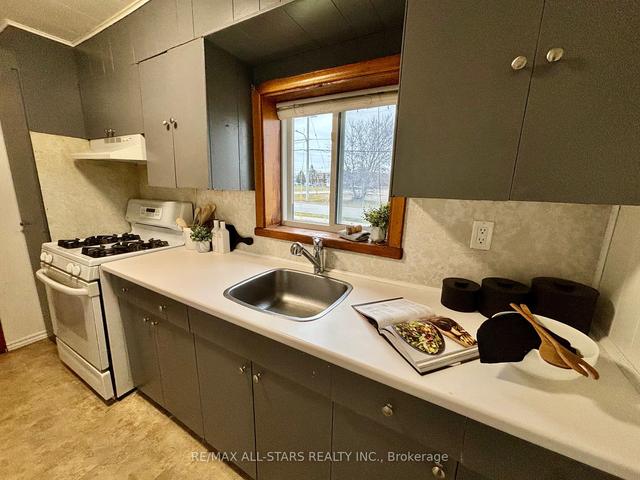 21 James St, House detached with 3 bedrooms, 2 bathrooms and 4 parking in Kawartha Lakes ON | Image 2