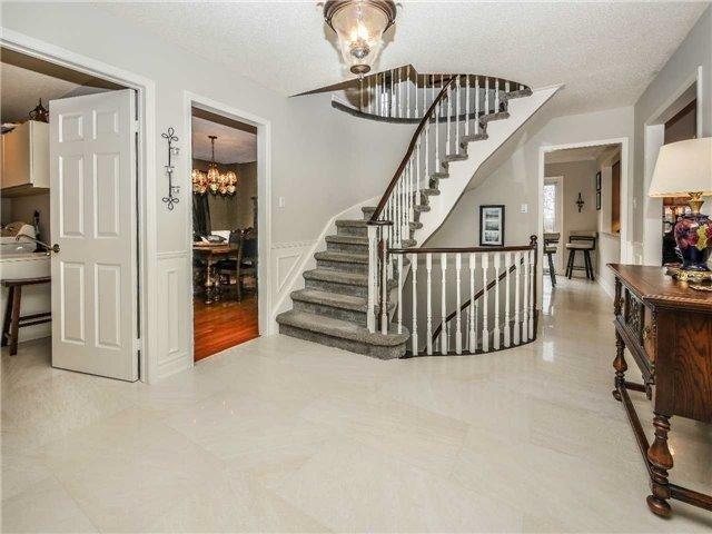 907 Leslie Valley Dr, House detached with 4 bedrooms, 3 bathrooms and 6 parking in Newmarket ON | Image 3