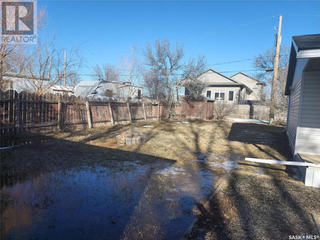 110 Wetmore Street N, Home with 3 bedrooms, 1 bathrooms and null parking in Rouleau SK | Image 4