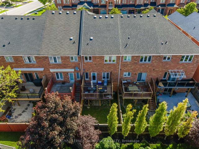 93 Daniel Reaman Cres, House attached with 3 bedrooms, 3 bathrooms and 3 parking in Vaughan ON | Image 9