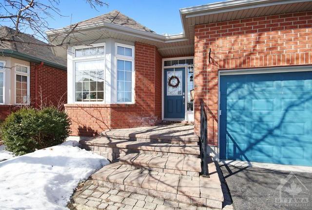 302 Wisteria Crescent, Townhouse with 3 bedrooms, 3 bathrooms and 6 parking in Ottawa ON | Image 2