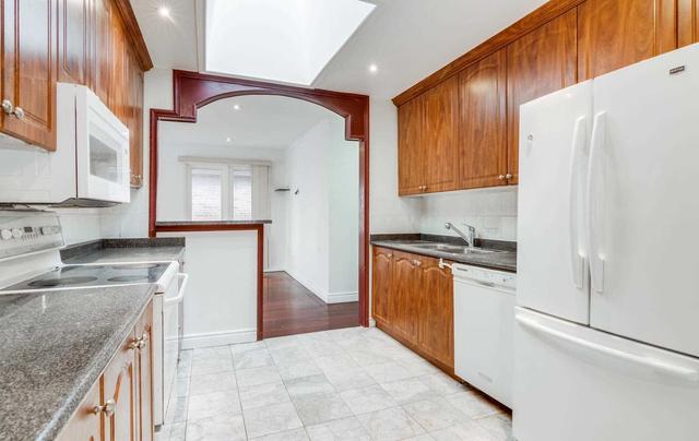 33 Barkwin Dr, House detached with 3 bedrooms, 3 bathrooms and 5 parking in Toronto ON | Image 4