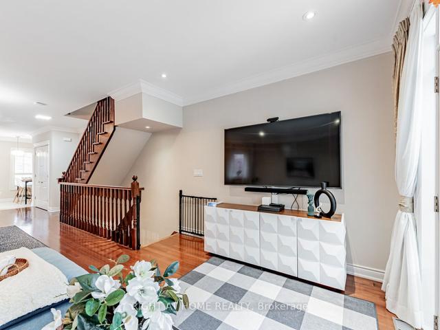 88 Benson Ave, House attached with 3 bedrooms, 3 bathrooms and 3 parking in Richmond Hill ON | Image 2