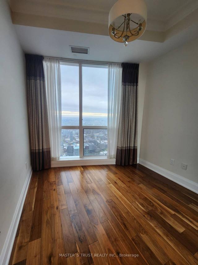 7712 - 388 Yonge St, Condo with 2 bedrooms, 2 bathrooms and 1 parking in Toronto ON | Image 2