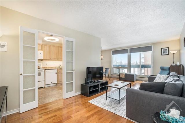 415 - 1505 Baseline Road, Condo with 2 bedrooms, 1 bathrooms and 1 parking in Ottawa ON | Image 2