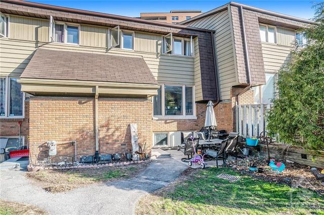 2610 Draper Avenue, Townhouse with 3 bedrooms, 2 bathrooms and 1 parking in Ottawa ON | Image 2
