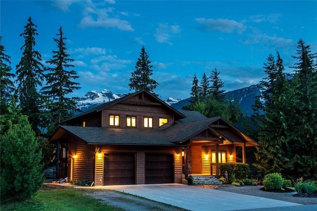 1081 Mccarty Crescent, House detached with 6 bedrooms, 5 bathrooms and 6 parking in Revelstoke BC | Card Image