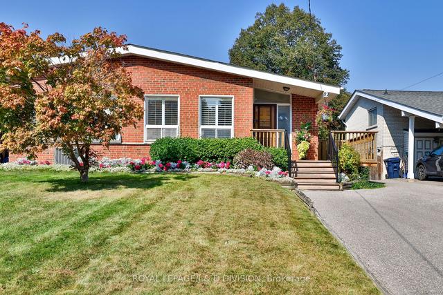82 Northey Dr, House semidetached with 2 bedrooms, 2 bathrooms and 3 parking in Toronto ON | Image 1